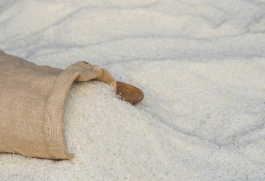 Yasemin yakın pirinç dekore edilmiş çuval bezi çanta.