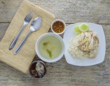 Üstten Görünüm, ahşap üzerine Hainanese tavuklu pilav.