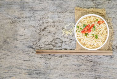 ahşap üzerine anlık erişte