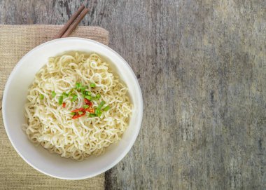 Şehriye kase ahşap arka plan, üstten görünüm.