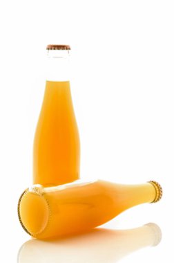 Portakal suyu cam şişe beyaz arka plan üzerinde