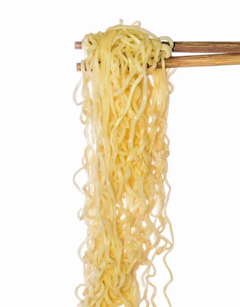 Tagliatelle istantanee isolate su sfondo bianco. — Foto Stock