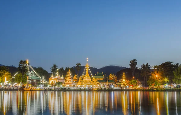 Jong klang templo por la noche, Mae Hong Son, Tailandia — Foto de Stock