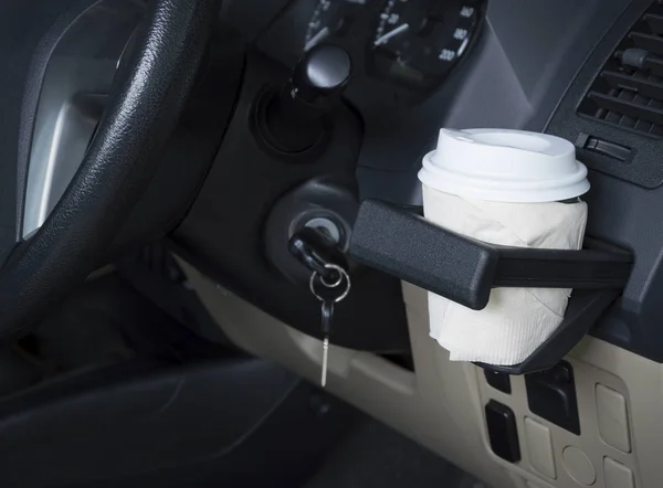 Horizontale schot voor fles koffie cup in een auto-interieur. Stockfoto