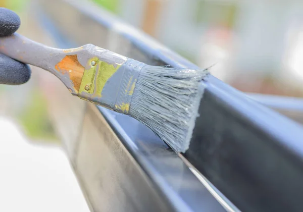 Cloes hand met penseel schilderen een staal. Rechtenvrije Stockafbeeldingen