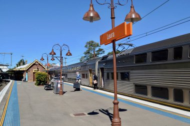 Sydney 'nin batısındaki Mavi Dağlar' daki Leura Tren İstasyonu 'na bir tren yanaşıyor.