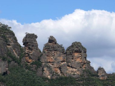 Sydney, Avustralya 'nın batısındaki Mavi Dağlardaki Katoomba' daki Üç Kız Kardeş manzarası