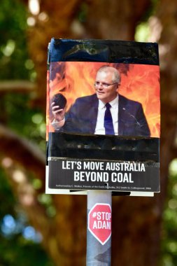 Avustralya Başbakanı Scott Morrison 'ın 1 Mart 2020' de Sydney 'de düzenlenen İklim Değişikliği Mitingi' nde fosil yakıtları eleştiren bir tabela üzerindeki görüntüsü.