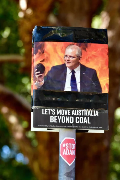 Avustralya Başbakanı Scott Morrison 'ın 1 Mart 2020' de Sydney 'de düzenlenen İklim Değişikliği Mitingi' nde fosil yakıtları eleştiren bir tabela üzerindeki görüntüsü.