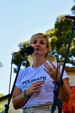 Zali Steggall - politikacı ve Olimpiyat madalyası sahibi - 1 Mart 2020 'de Sydney' de bir İklim Değişikliği toplantısında konuşma yaptı.