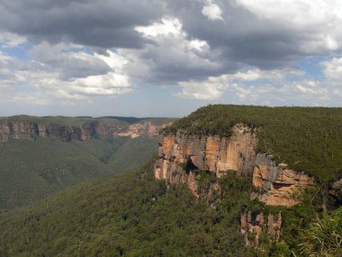 Sidney 'in batısındaki Mavi Dağlar' daki Blackheath 'deki Grose Vadisi' nde yağmur bulutları oluşuyor.