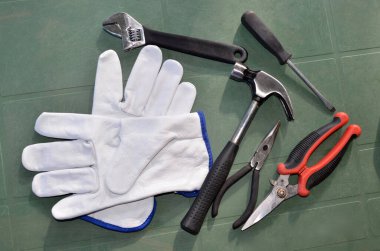 Açık bir masadaki aletler işe hazır.