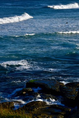 Avustralya, New South Wales 'in merkez sahilindeki Norah Head' de sörf.