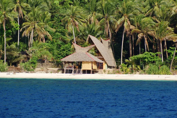 从海上眺望白色的海滩 有一座茅屋和绿色棕榈树 — 图库照片