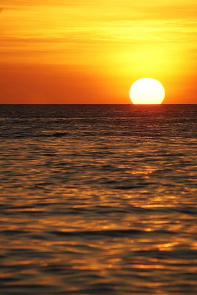 海に沈む夕日 海の前で — ストック写真