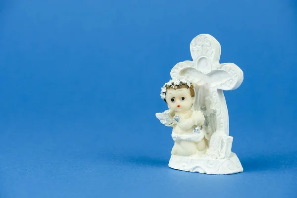 Figurine Petit Ange Blanc Une Croix Blanche Sur Fond Bleu — Photo