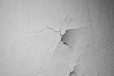 Beyaz bir duvarda boya çatlakları, eski bir duvar..