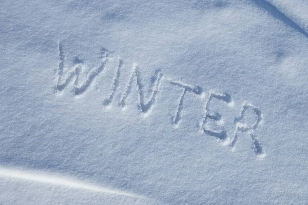 Die Inschrift auf dem Schnee ist Winter, schräg. — Stockfoto