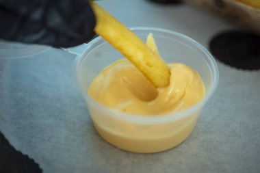 Bir dilim patates kızartması soslu.