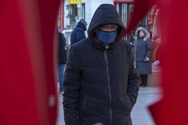 Maskeli bir Çinli.