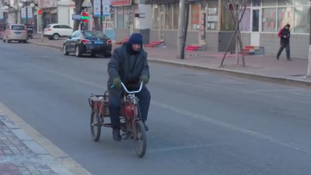 Heihe Kina Januari 2020 Kinesisk Man Rider Cykel Vintern — Stockvideo