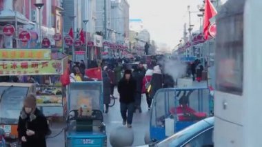 Heihe, Çin - 4 Ocak 2020. Çin 'de bir yaya sokağı. Kışın yüzlerinde bir sürü maskeli insan var..