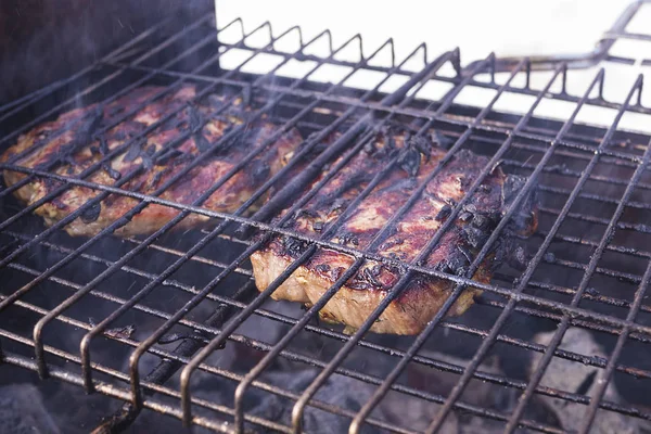 Zwei Fleischsteaks werden auf offenem Feuer gegrillt. — Stockfoto