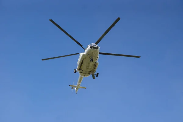 Nagy fehér orosz helikopter a kék égen. — Stock Fotó