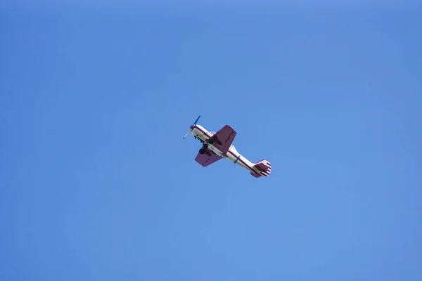 Altes rot-weißes Helikopterflugzeug am blauen Himmel. — Stockfoto