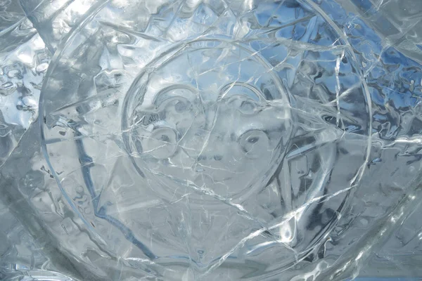 Textura de gelo transparente com um padrão e fendas . — Fotografia de Stock