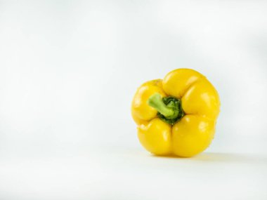 Su damlacıkları ile sarı tatlı dolma biber