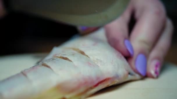 Samičí Ruce Řežou Syrovou Rybu Nožem — Stock video