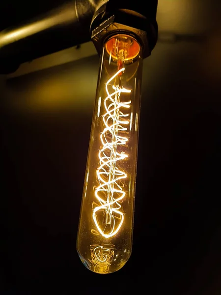 Edison 'un karanlık arka plandaki uzun kutsal lambası.. — Stok fotoğraf