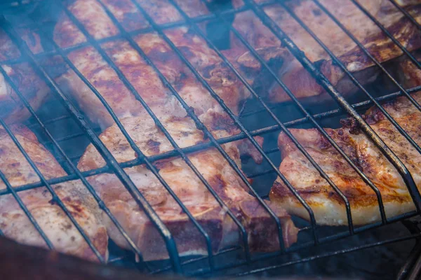 骨についた豚肉のステーキを直火で焼きます — ストック写真