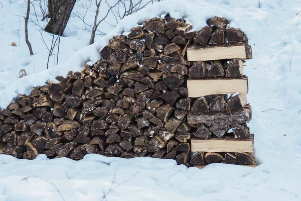 Gevouwen Gehakt Brandhout Met Schors Winter Een Achtergrond Van Sneeuw — Stockfoto