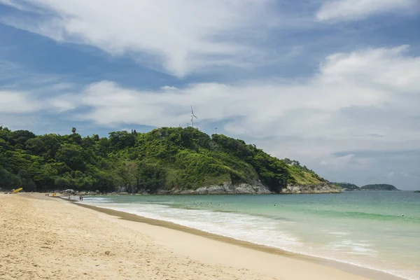 泰国普吉 2017年4月19日 有人和雨伞的海滩 一个绿色的大山丘和一个风力发电机组 — 图库照片