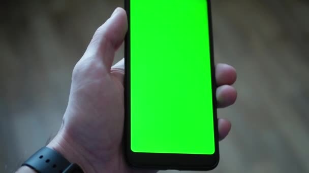 Homem Branco Segura Mão Esquerda Smartphone Preto Com Chromakey Dentro — Vídeo de Stock