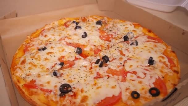 Крупним Планом Готову Піцу Камера Повільно Рухається Навколо Піци — стокове відео