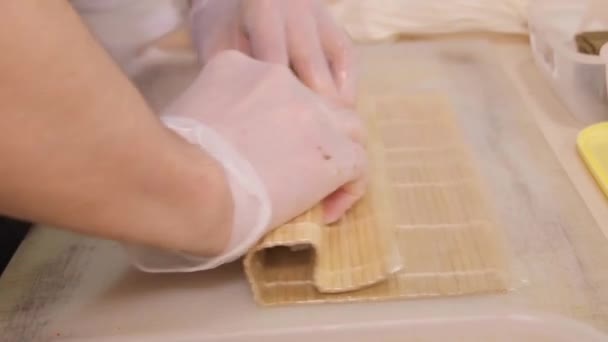 Primer Plano Del Proceso Fabricación Rollos Salmón Japoneses — Vídeo de stock