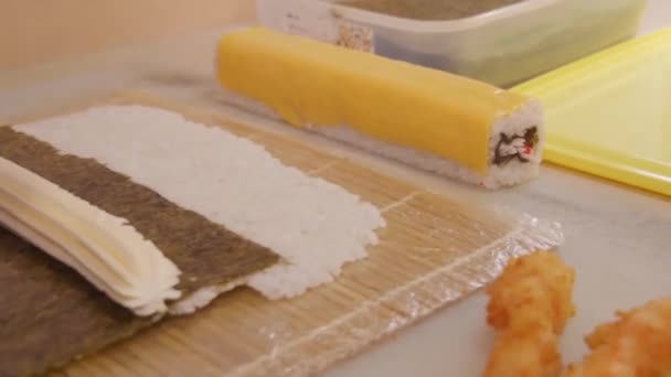 Proceso Preparación Rollos Japoneses Con Camarones Pepino Manos Hombre Blanco — Vídeos de Stock