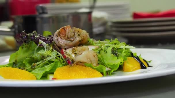 Salada Verduras Laranjas Camarão Regada Lentamente Com Molho Marrom — Vídeo de Stock