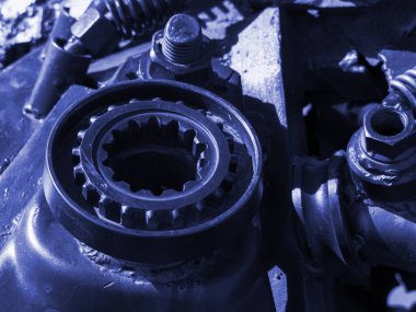 Eski, paslı, büyük bir mekanizmanın yakın çekimi..