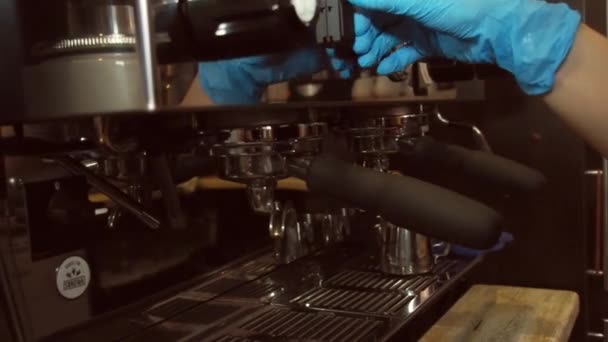 Vit Tjej Blå Handskar Gör Kaffe Kaffemaskin — Stockvideo