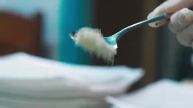 Beyaz eldivenli bir aşçı brokoliyi bir yumurta ve tavada ekmek kırıntılarıyla nişasta pişirir..