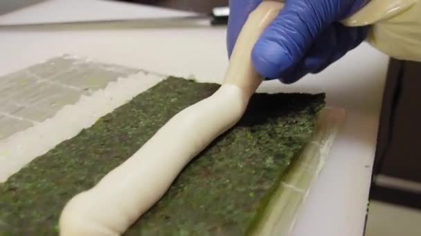Cocinero Con Guantes Azules Prepara Rollos Japoneses Arroz Pepino Queso — Vídeo de stock