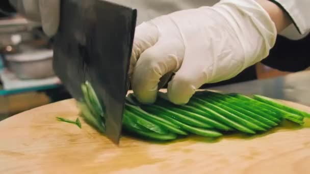 一个戴着白手套的厨师用胡萝卜 黄瓜和牛肉做沙拉 然后放在白菜上 — 图库视频影像