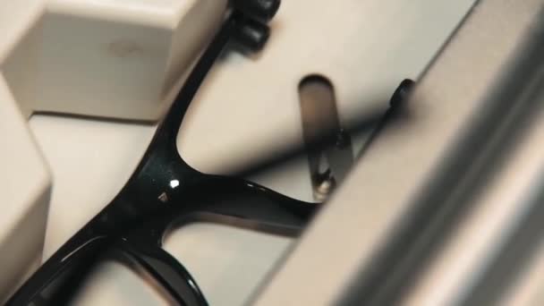Proces Otáčení Brýlových Čoček Pro Vidění Pod Určitým Rámem — Stock video
