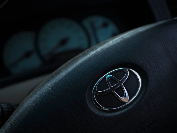 Blagoveschensk, Rusya - 9 Mayıs 2020. Ön planda Toyota logosu olan bir araba direksiyonunun yakın çekimi, fotoğraf gösterişsiz..