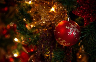 Güzel, durgun bir hayat ya da Noel ruhunun çizimleri ve bir sürü detayla dolu zengin bir bokeh ile sıcak ve nazik bir ışıkta.