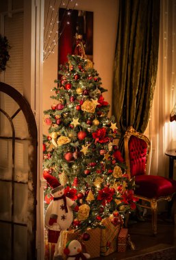 Güzel, durgun bir hayat ya da Noel ruhunun çizimleri ve bir sürü detayla dolu zengin bir bokeh ile sıcak ve nazik bir ışıkta.